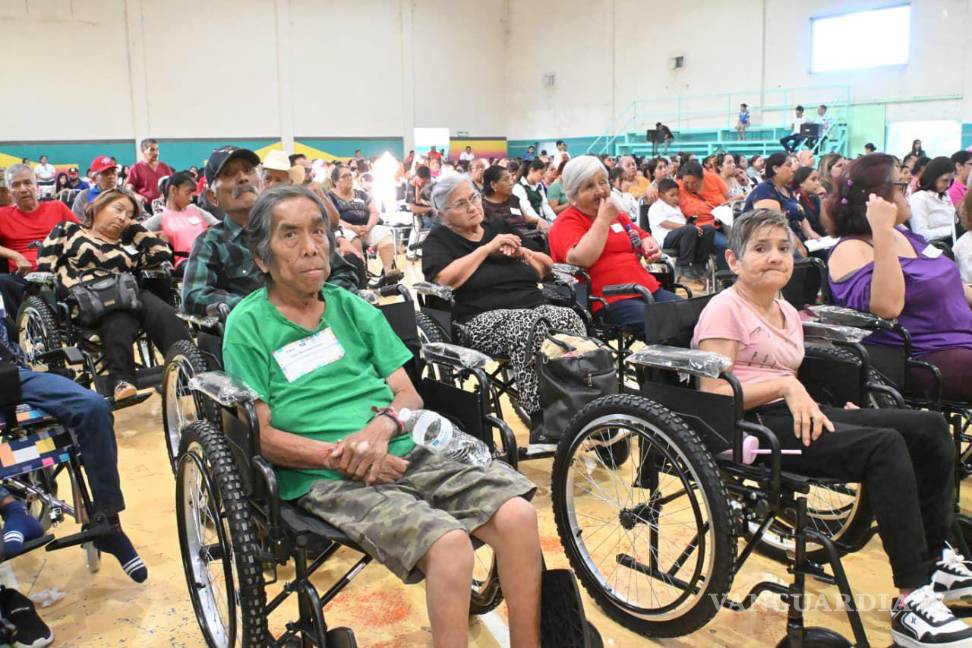 $!Sillas de ruedas, muletas, bastones y equipos especializados fueron distribuidos entre niñas, niños, adultos y personas con parálisis cerebral.