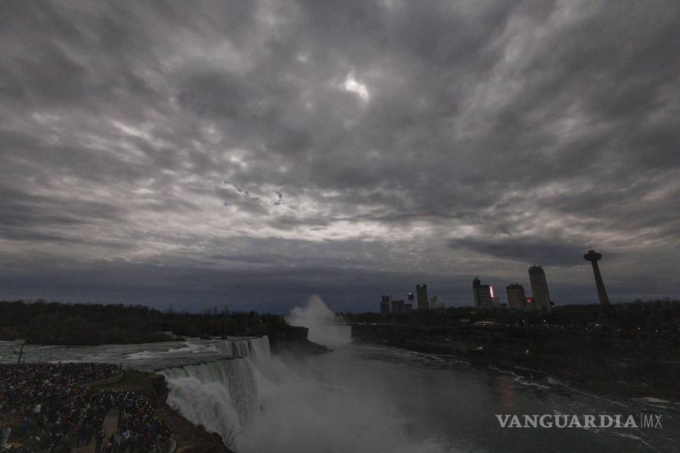 Así cautiva, maravilla y asombra el eclipse solar desde Mazatlán hasta la isla de Terranova (fotos)