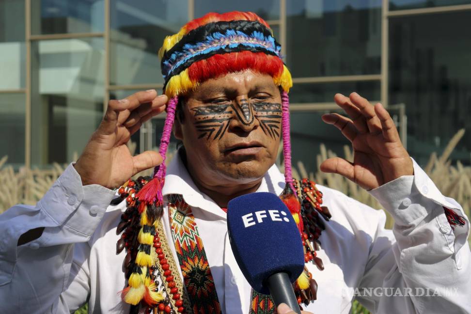 $!El líder indígena Domingo Peas asiste ofrece declaraciones durante su participación en la Cumbre del Clima de las Naciones Unidas (COP28) en Dubái.