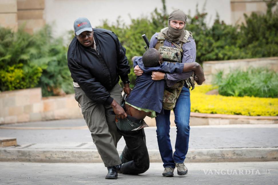 $!Turistas de un hotel en Nairobi corren por sus vidas tras ataque terrorista (fotogalería)