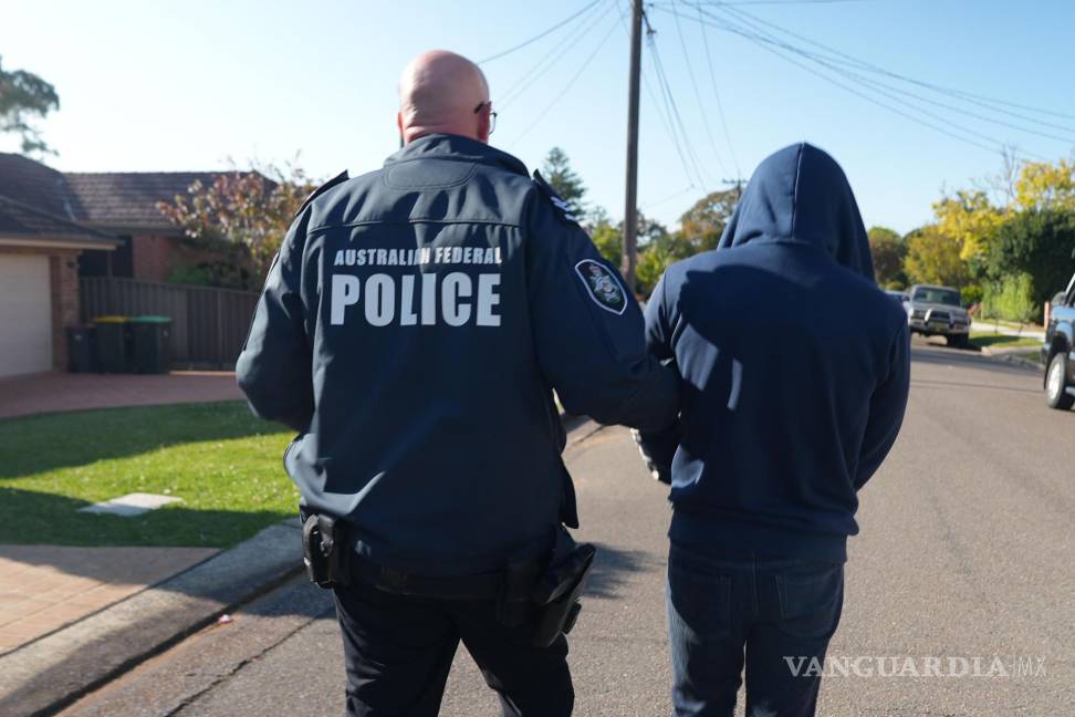 $!Fotografía cedida por la Policía de Australia del arresto del creador del programa de comunicación encriptado Ghost en Sídney, Australia.