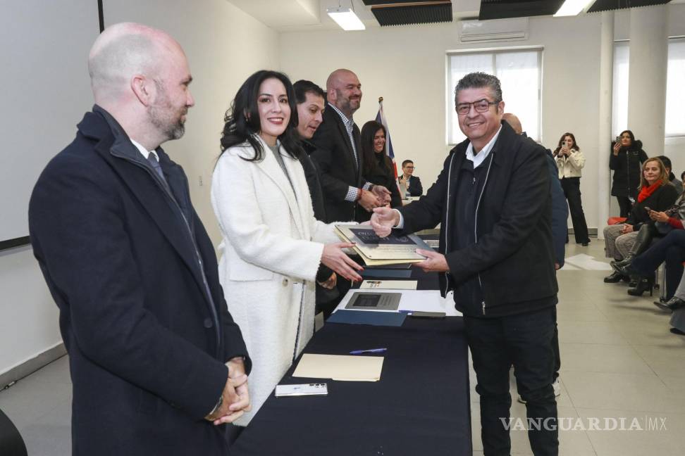 $!137 profesores de la UAdeC recibieron diploma por su participación en la capacitación en clases de ingés institucional.