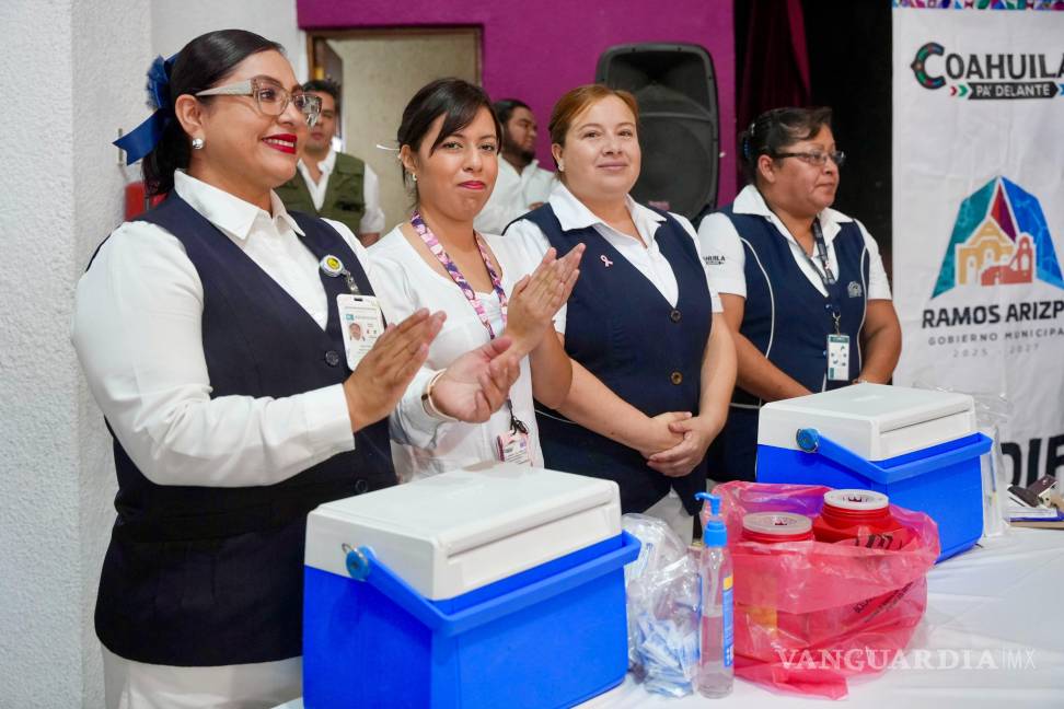 $!Enfermeras y médicos coordinan la aplicación de dosis y el registro de la población vacunada.