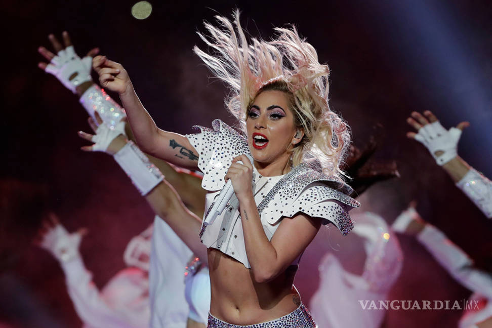 $!Lady Gaga 'voló' y sorprendió en el Super Bowl LI