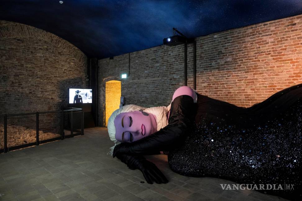 $!Una estatua gigante de la actriz Anita Ekberg, musa de Federico Fellini en películas como La dolce vita , preside una de las salas del museo dedicado al director en su ciudad natal, Rímini, inaugurado hoy jueves.