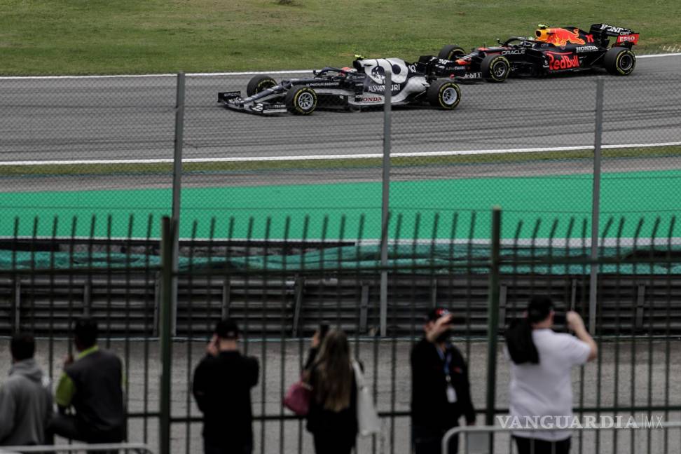 $!E mexicano Sergio Pérez de Red Bull participan en la primera práctica del Gran Premio de Fórmula