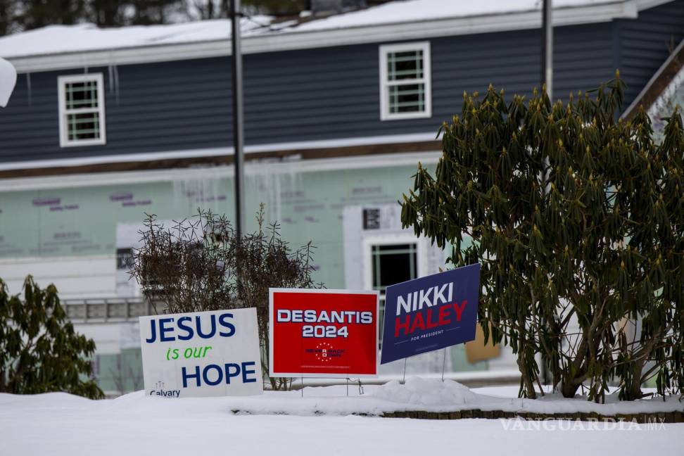 $!Carteles de campaña que dicen “Jesús es nuestra esperanza”, “DeSantis 2024” y “Nikki Haley” colocados afuera de una casa en Claremont, New Hampshire.
