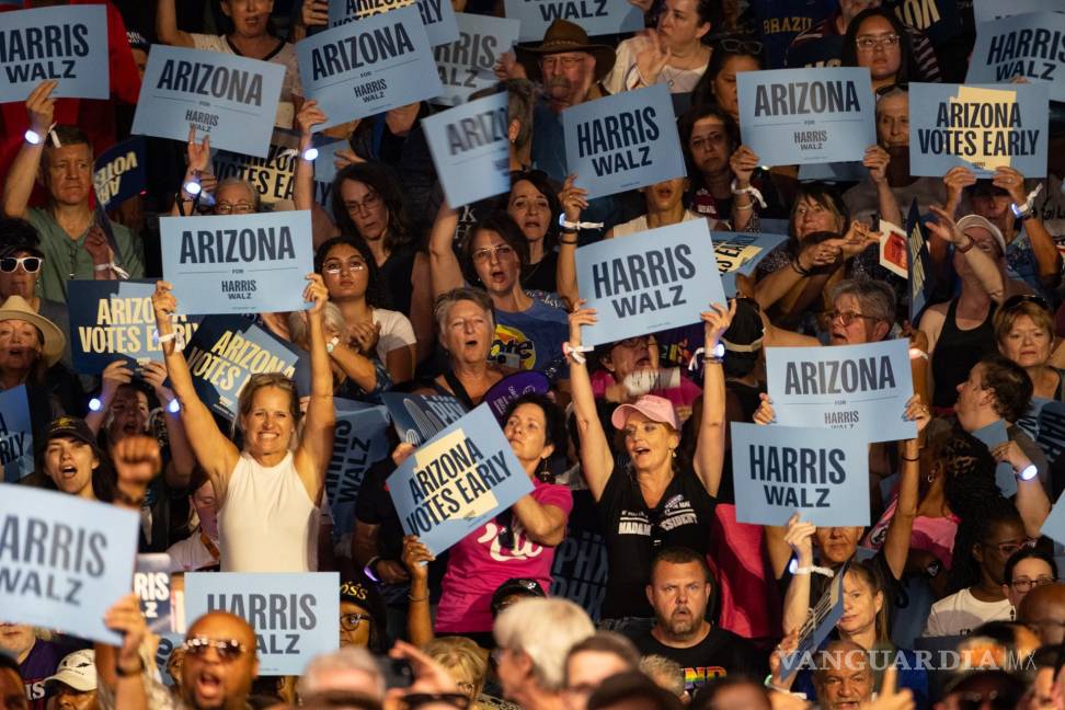 $!Los asistentes aplauden en un mitin de la candidata presidencial demócrata a la vicepresidenta de Estados Unidos, Kamala Harris, en Chandler, Arizona.