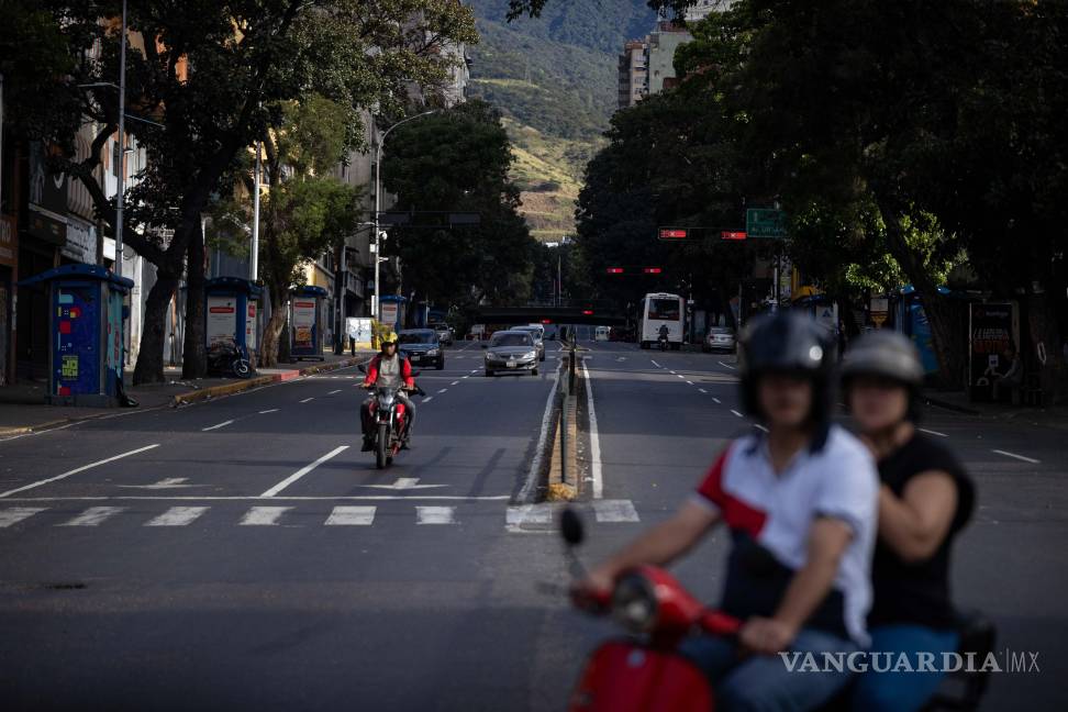 $!Caracas amaneció ralentizada, con calles vacías, muy poca circulaciónde vehículos y comercios con largas filas de compradores, según constató EFE, un día después del ataque.