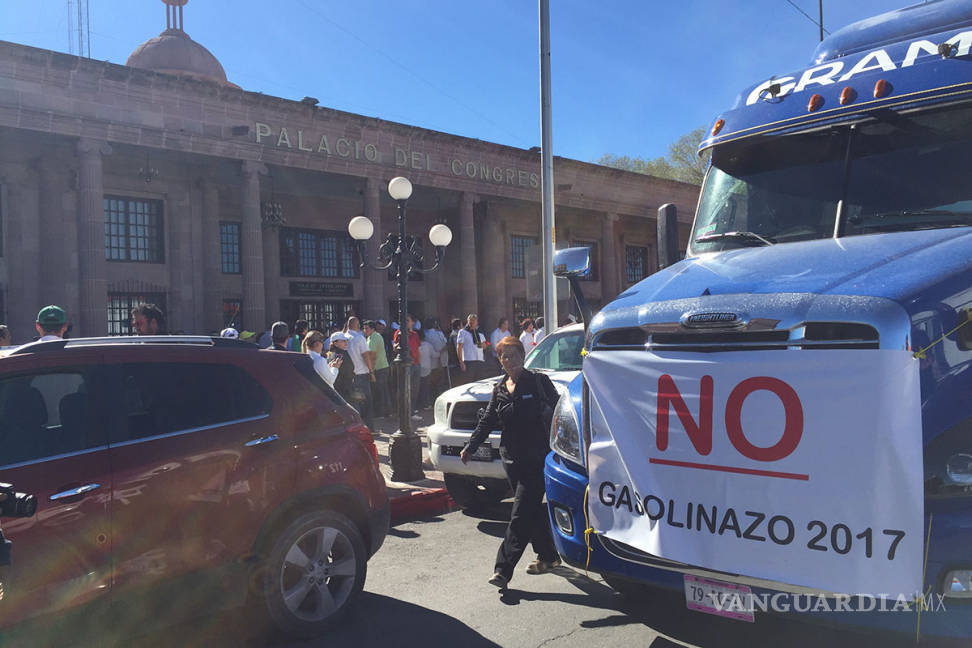 $!Transportistas se unen a manifestaciones contra el gasolinazo en Saltillo