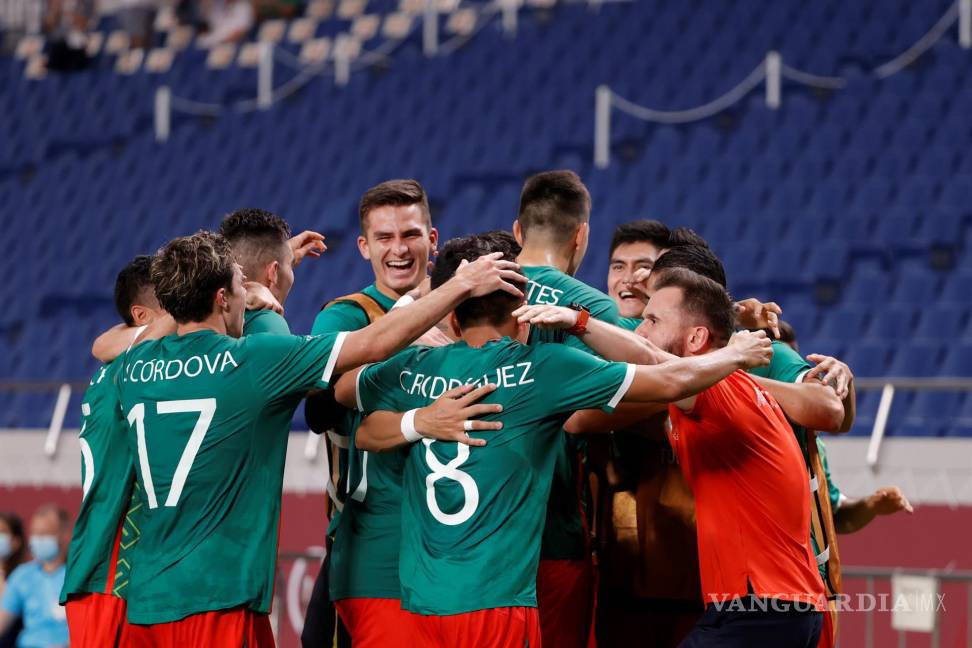 $!Los jugadores mexicanos celebran el 3-0 en el encuentro por la medalla de bronce entre las selecciones de México y Japón durante los Juegos Olímpicos 2020. EFE