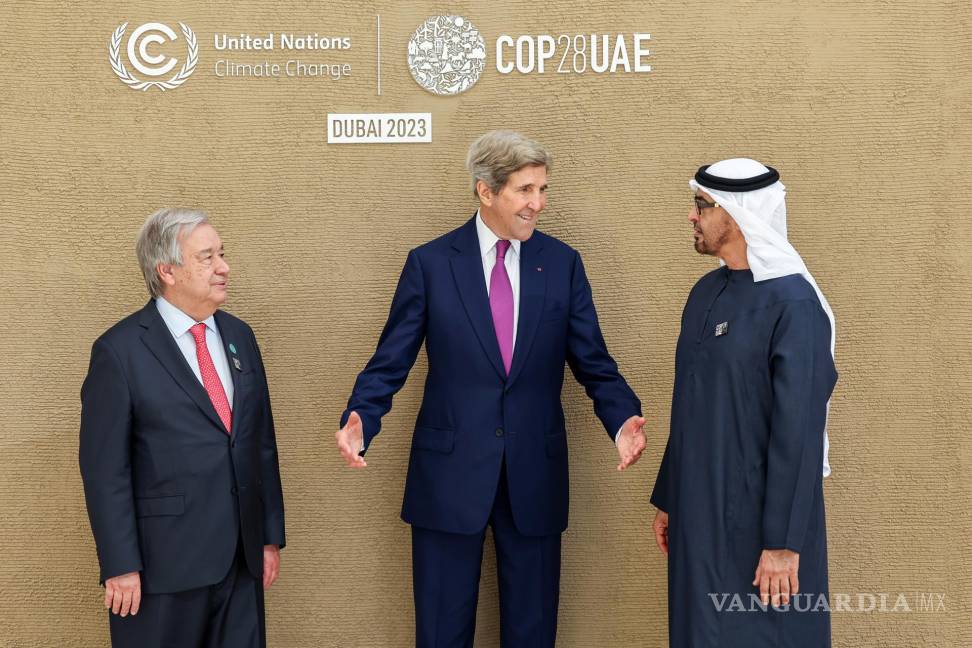 $!António Guterres, John Kerry y a Mohamed bin Zayed Al Nahyan, presidente de los Emiratos Árabes Unidos y gobernante de Abu Dabi en Dubai.