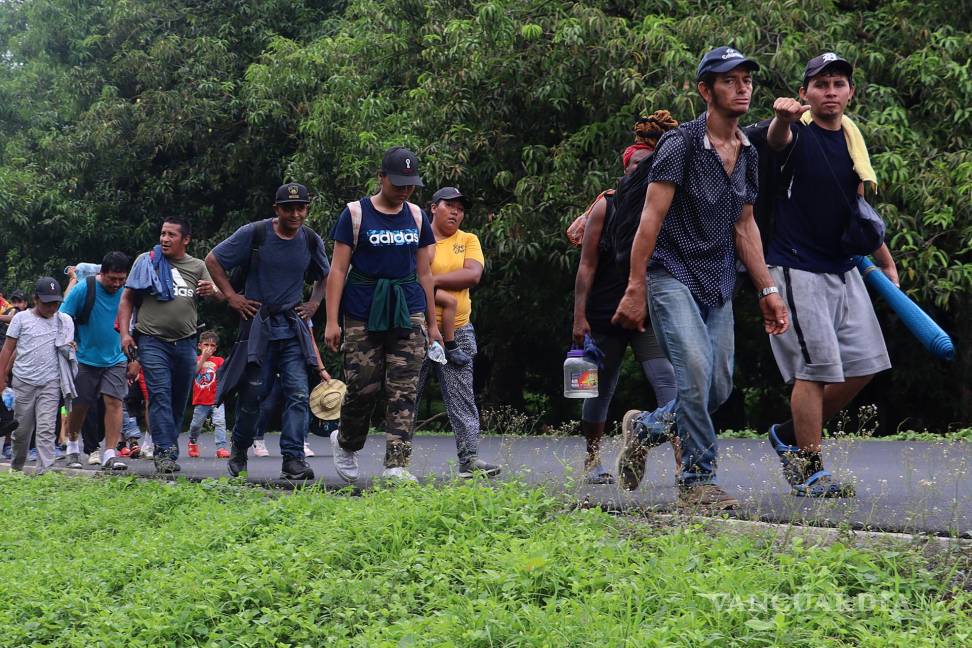 $!Migrantes caminan en caravana por una avenida, este sábado en el municipio de Huixtla en Chiapas (México).