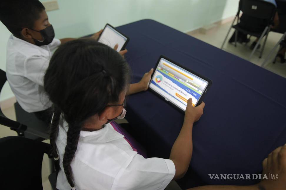 $!Niños revisan internet en dispositivos electrónicos en la Escuela Plan de Chorcha, en el área rural del occidente de Panamá.