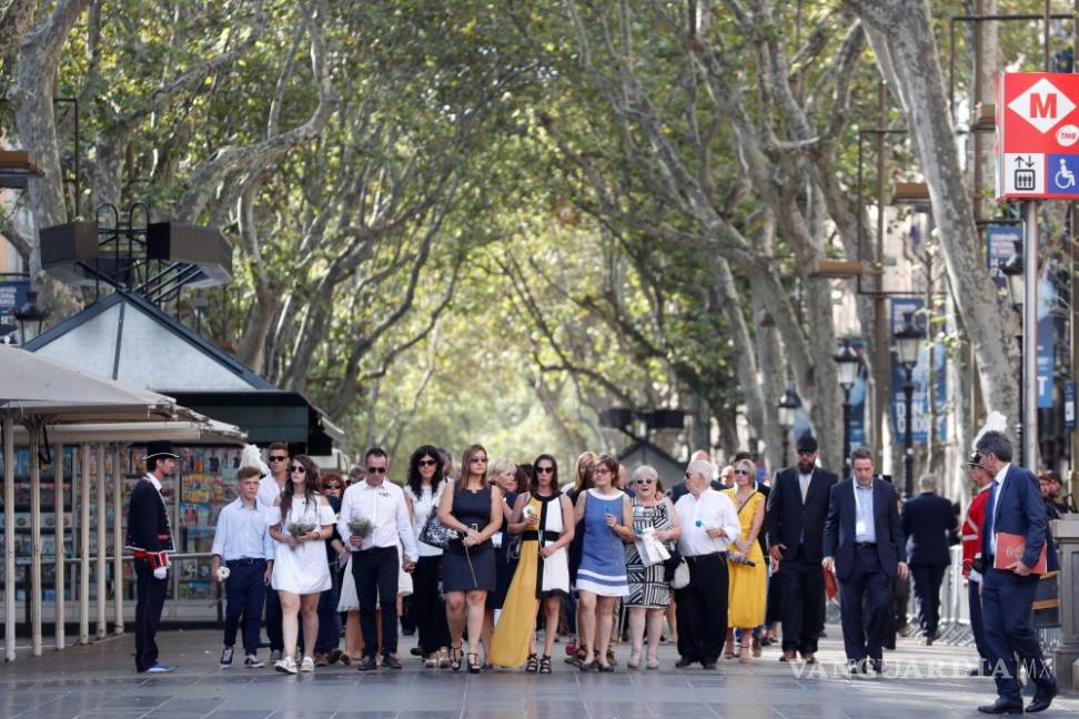 $!Música, flores y poesía, Barcelona recuerda a las víctimas de atentado en las La Rambla
