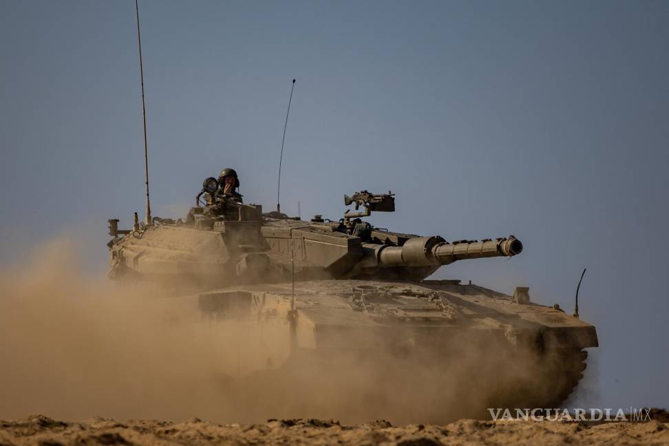 $!Fuerzas israelíes con tanques se reúnen en un lugar no revelado a lo largo de la frontera con Gaza, en el sur de Israel, el 14 de octubre de 2023.