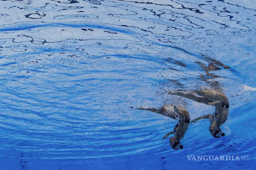 $!Nuria Diosdado y Joana Jiménez de México actúan en la preliminar de dúo libre de mujeres durante los eventos de Natación Artística de los Juegos Olímpicos de Tokio 2020. EFE