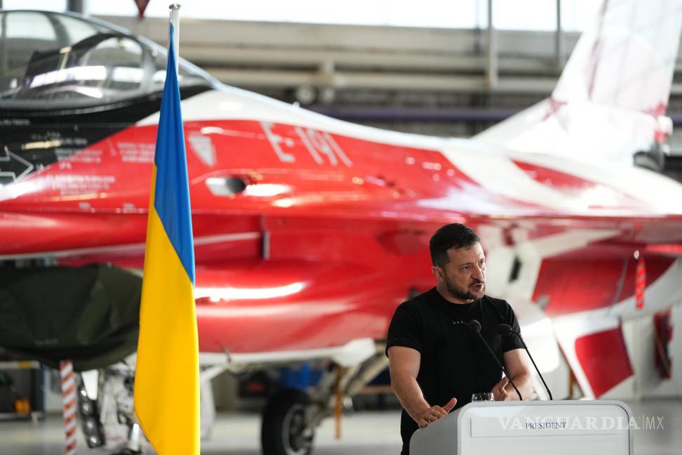 $!El presidente de Ucrania, Volodímir Zelenski, en una conferencia de prensa en la base aérea de Skrydstrup en Vojens, Dinamarca.