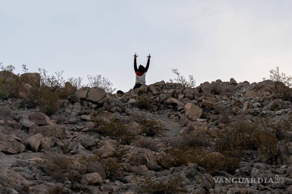 $!Una persona haciendo gestos desde territorio mexicano a los oficiales del Servicio de Aduanas y Protección Fronteriza de EE. UU. (CBP en El Paso, Texas.