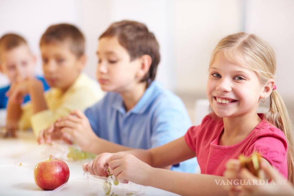 $!Grupo de niños comiendo en la escuela. Foto: Nutritienda.