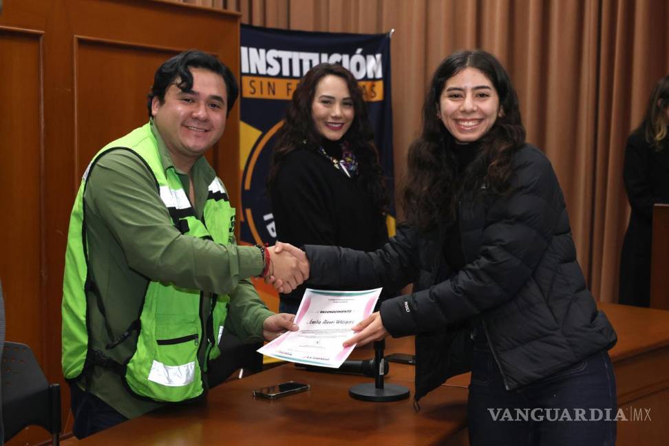 $!El director del Instituto Municipal de la Juventud, Abraham Ramírez Espinoza, encabezó la entrega de reconocimientos a estudiantes prestadores de servicio social.