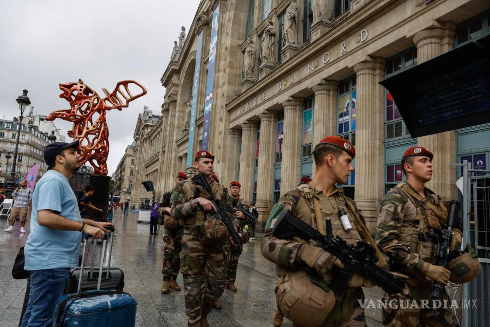 $!Paris (France), 26/07/2024.- El personal militar francés patrulla en el exterior de la estación Gare du Nord en París, Francia.