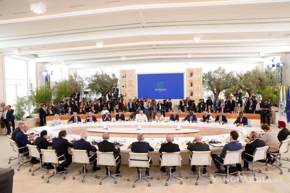 $!El Papa Francisco participa en una mesa redonda con líderes del G7 y líderes estatales en Borgo Egnazia, región de Apulia.