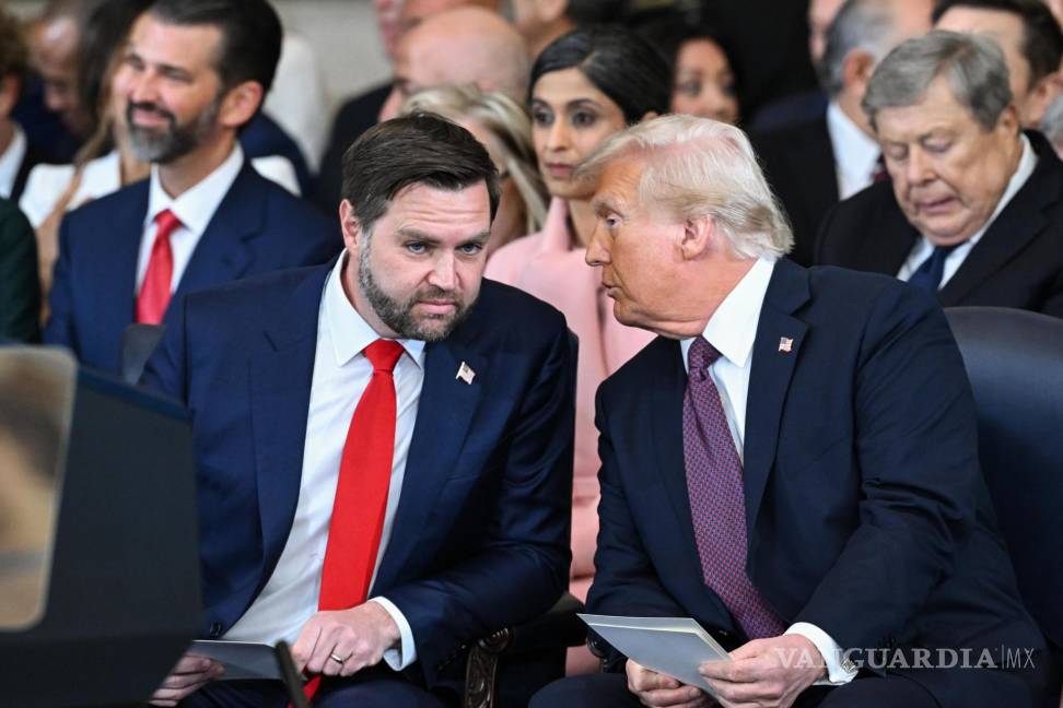 $!El vicepresidente electo, J.D. Vance, habla con el presidente electo Donald Trump durante la ceremonia de investidura antes de que Trump preste juramento.