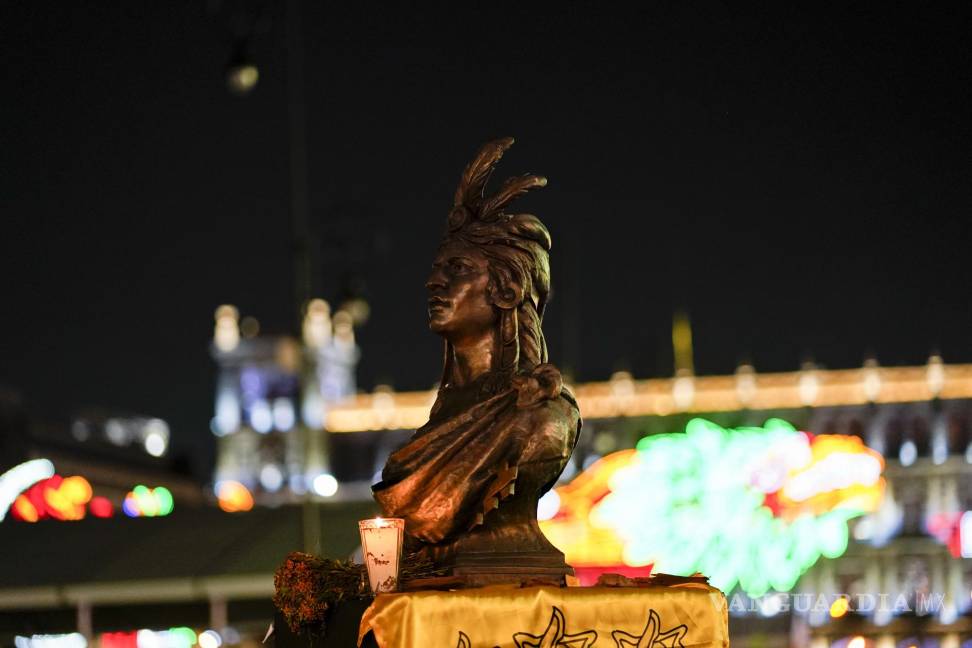 $!Una vela se coloca junto a un busto del emperador azteca Cuauhtémoc durante una ceremonia para conmemorar el 500 aniversario de la caída de la capital del imperio azteca de Tenochtitlán, conocida hoy como Ciudad de México, en la plaza principal de la Ciudad de México, el Zócalo. AP/Eduardo Verdugo