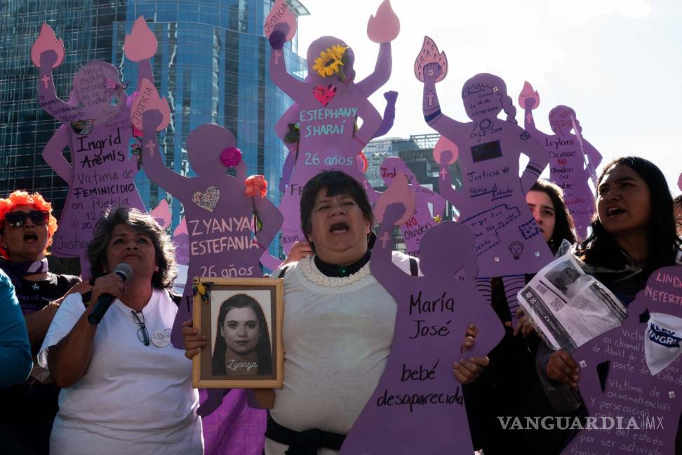 $!CIUDAD DE MÉXICO, 25 NOVIEMBRE 2023. Cientos de mujeres encabezadas por madres cuyas hijas fueron víctimas de feminicidio o violencia de género marcharon del Ángel de la Independencia al Zócalo en el marco del Día Internacional de la Eliminación de la Violencia Contra la Mujer