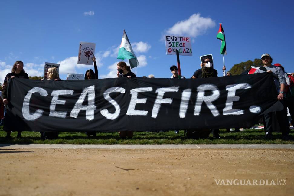 $!Manifestantes del grupo de campaña “Voz Judía por la Paz” realizan una protesta en el National Mall en Washington, DC.