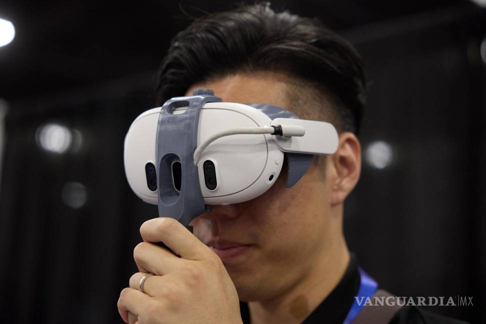 $!Una persona prueba un auricular inteligente AutoVR durante el CES Unveiled Las Vegas en el Consumer Electronics Show (CES 2025).