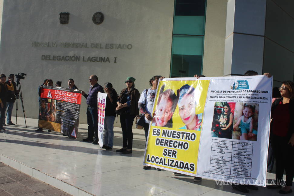$!Familias de dos mujeres desaparecidas se plantan en Fiscalía de Coahuila