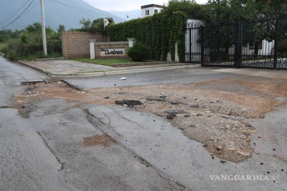 $!Aproximadamente 35 familias sufren las consecuencias del pavimento dañado e inundaciones recurrentes.
