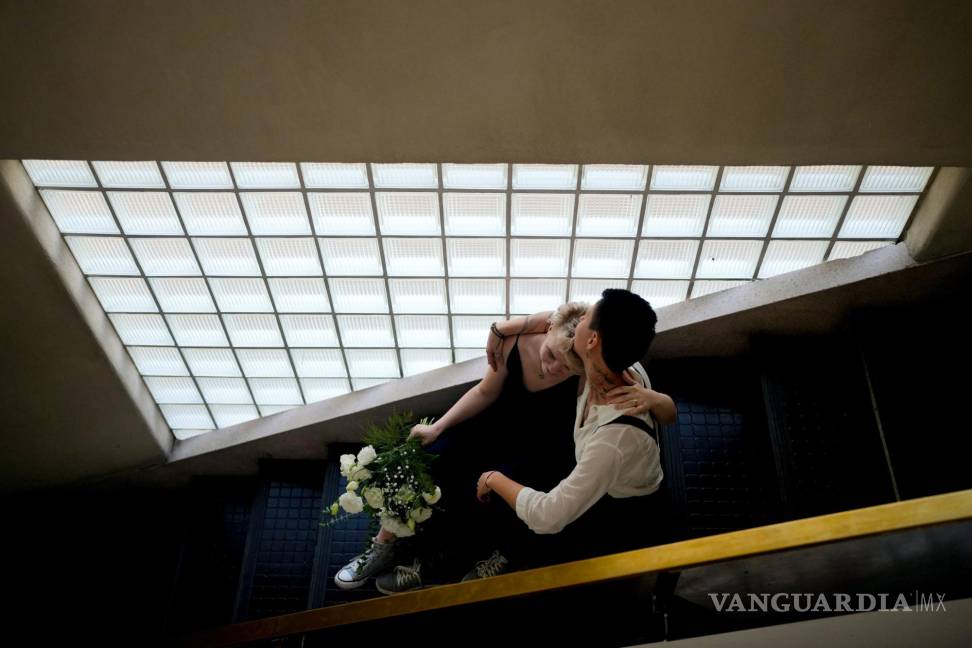 $!Las recién casadas Nadezhda Skvortosova (i) y Tatiana Skvortosova, posan para el fotógrafo de su boda durante una sesión de fotos en Buenos Aires, Argentina.
