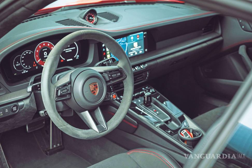 $!Un botón rojo en el volante activa el “boost” eléctrico, dando un empuje explosivo por 10 segundos.