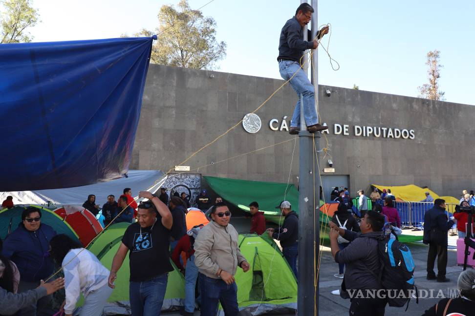 $!Maestros de CNTE colocaron un plantón afuera de la Cámara de Diputados como parte de su paro laboral de 48 horas.