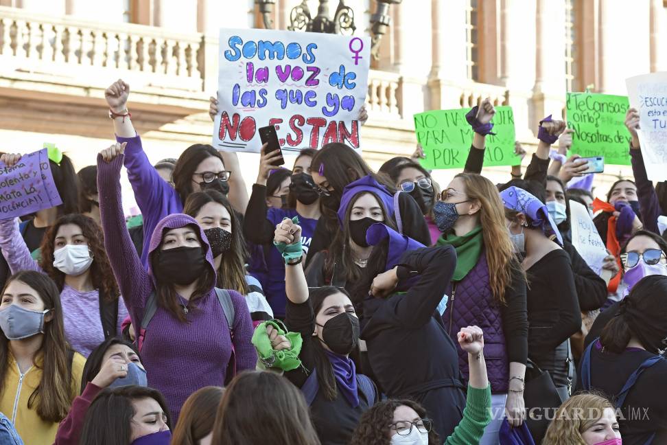 $!Mujeres marchando con pancartas moradas: “Miles de voces se unen en Saltillo para exigir justicia y equidad.”