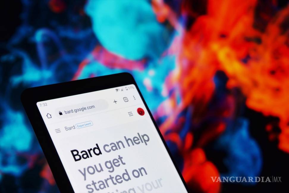 $!'Smartphone' mostrando Google Bard en su pantalla.