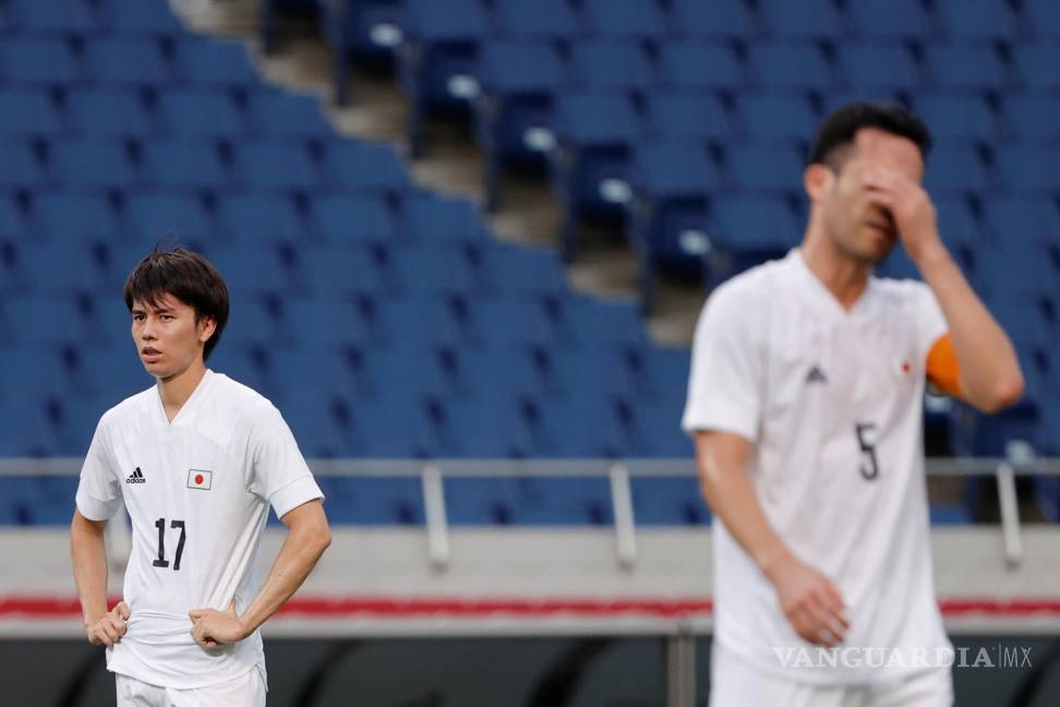 $!El centrocampista japonés Ao Tanaka (i) y el defensa Maya Yoshida (d) se lamentan tras el 2-0 en el encuentro por la medalla de bronce entre las selecciones de México y Japón durante los Juegos Olímpicos 2020. EFE