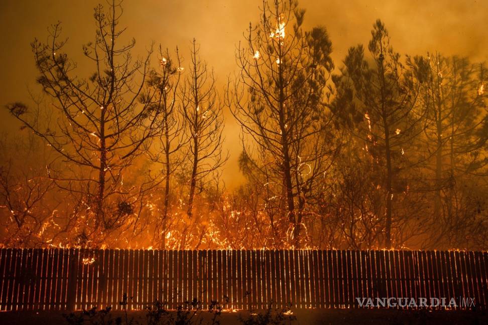 $!Evacuan a 30 mil personas por devastador incendio en norte California