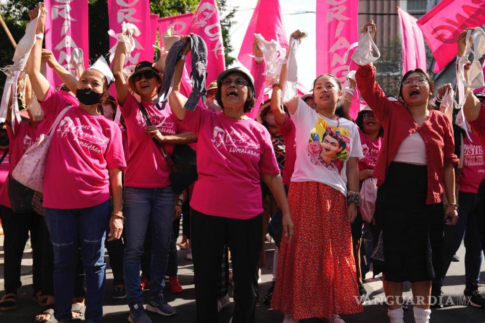 $!Activistas alzan sostenes para simbolizar su liberación en una protesta con motivo del Día Internacional de la Mujer, en Manila, filipinas.