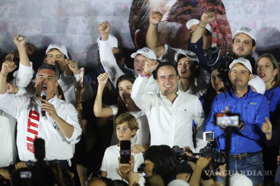 $!Manolo Jiménez, candidato a la gubernatura de Coahuila por el PRI-PAN-PRD, festejo su virtual triunfo en las elecciones.
