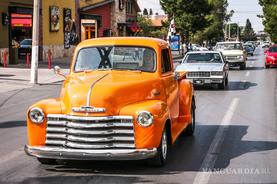 $!Autos Clásicos ruedan por las calles de Saltillo
