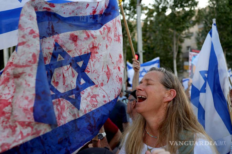 $!Una mujer participa en una protesta junto a familiares de rehenes israelíes retenidos por Hamas en Gaza en Jerusalén, el 13 de julio de 2024.