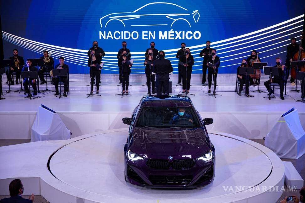 $!La empresa automotriz alemana BMW arrancó este jueves la producción de la Serie 2 Coupé, el primer modelo diseñado y fabricado por completo en su planta de México, una apuesta por el país en medio de la incertidumbre global por la escasez de insumos y pese a una ralentización del sector automotor nacional. EFE/Carlos Ramírez