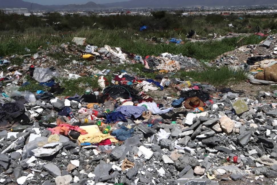 $!La acumulación de basura en algunas calles de Loma Linda agrava el deterioro de la imagen urbana y dificulta las labores de mantenimiento vial.