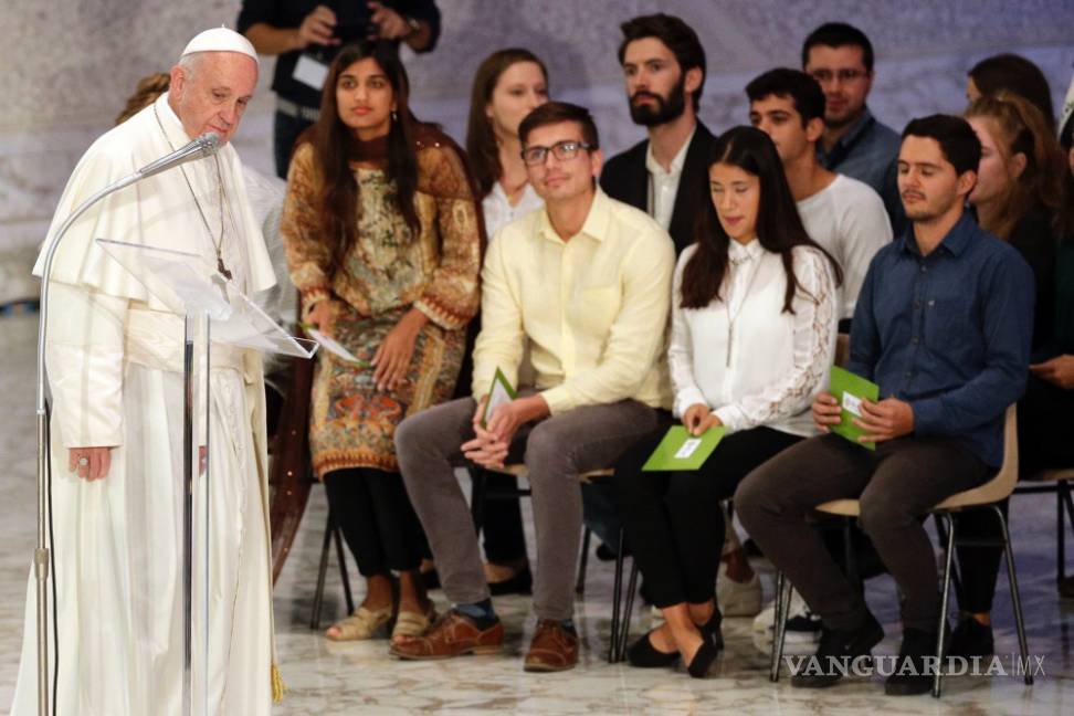 $!Joven mexicana conquista con alegría la cumbre de obispos en el Vaticano