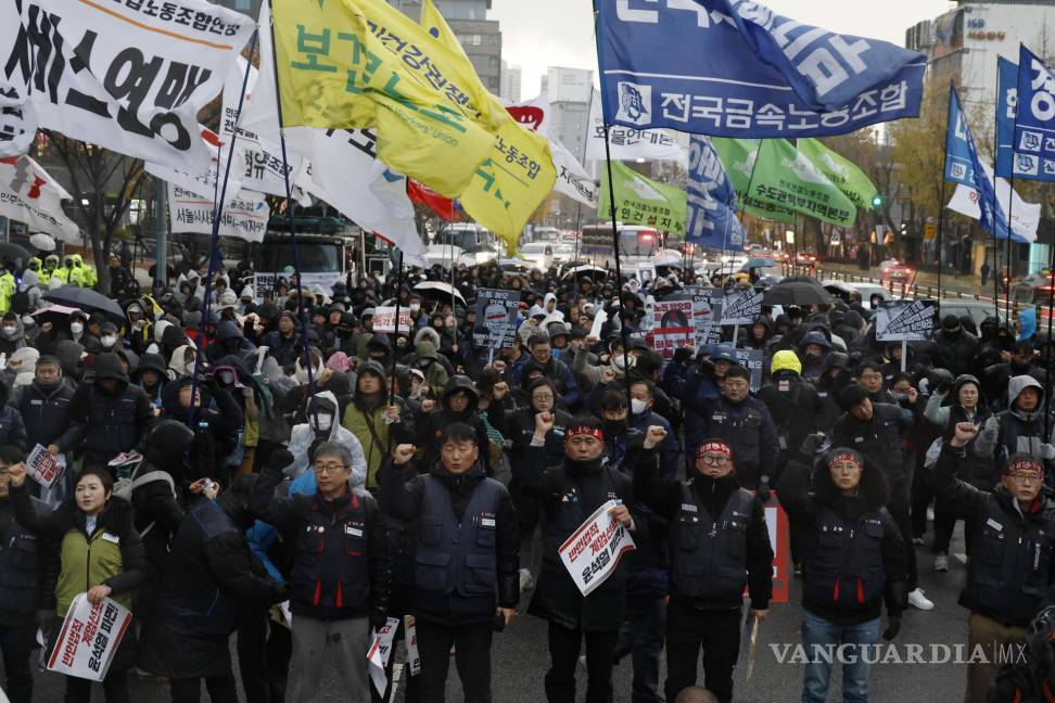 $!Miembros de la Confederación Coreana de Sindicatos (KCTU)en una manifestación para pedir la destitución y el impeachment del presidente surcoreano en Seúl.