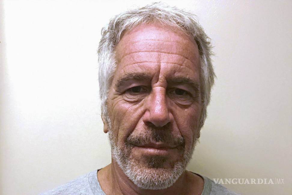 $!Las transcripciones muestran que el gran jurado escuchó testimonio de que Epstein, que entonces tenía unos 40 años, había violado a adolescentes de tan solo 14 años en su mansión